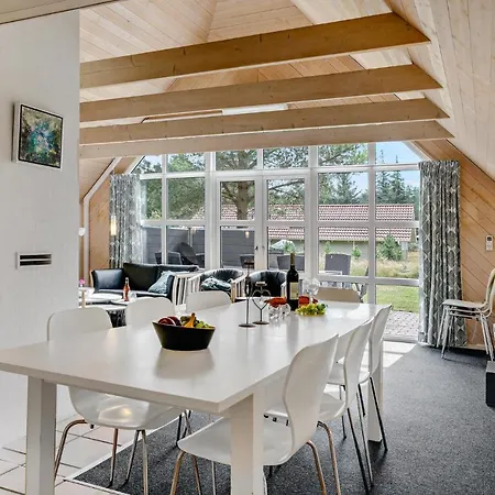 펜션 Four-bedroom In *